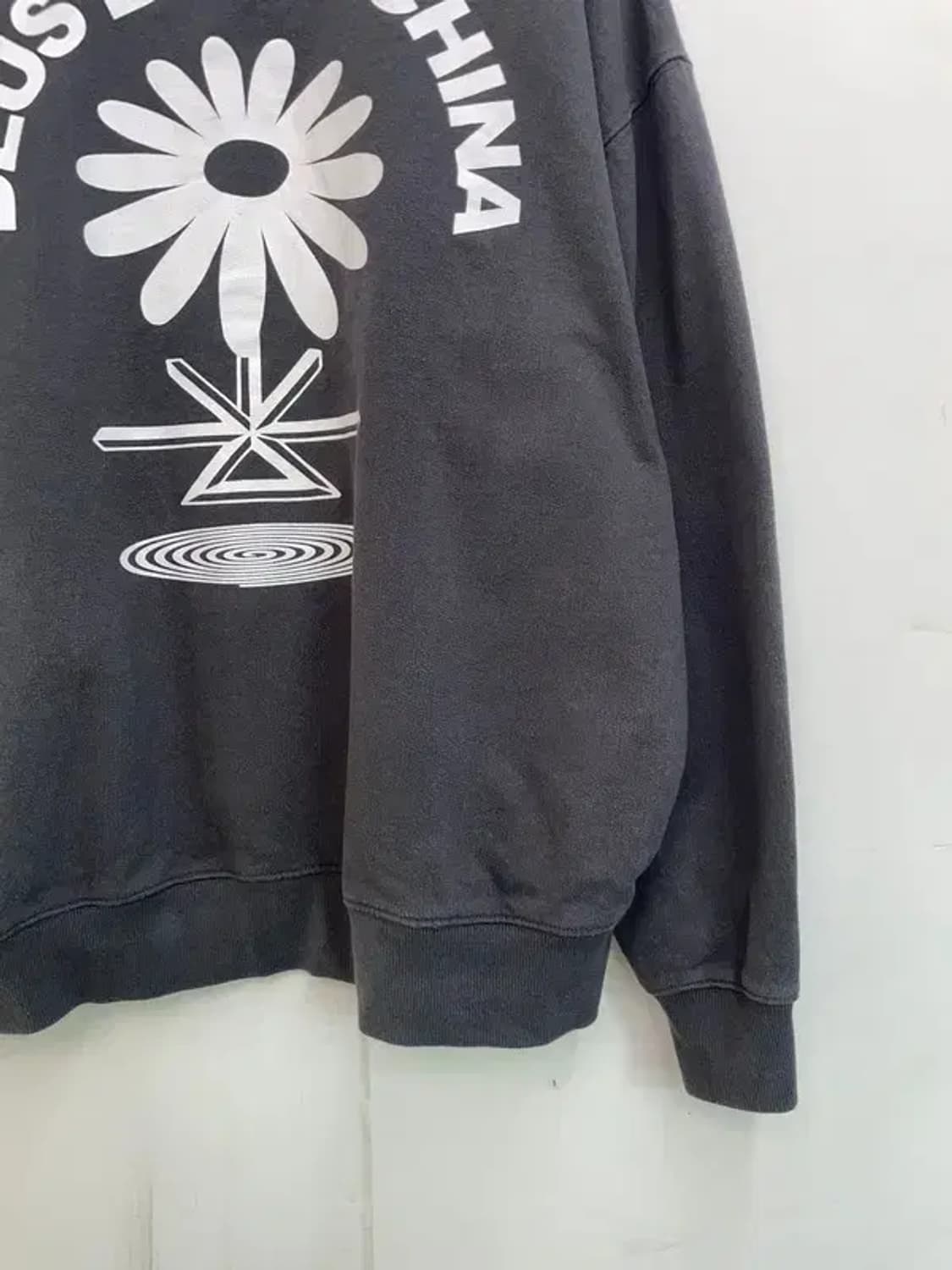 라지 데우스 엑스 마키나 레터링 맨투맨 차콜 상품이미지10