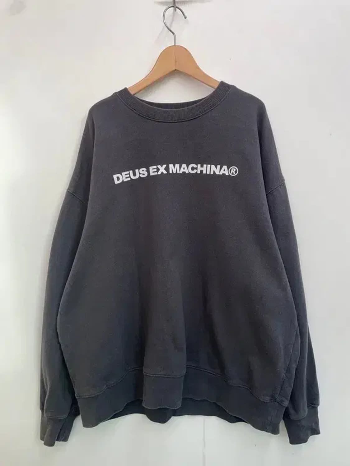 라지 데우스 엑스 마키나 레터링 맨투맨 차콜 상품이미지2