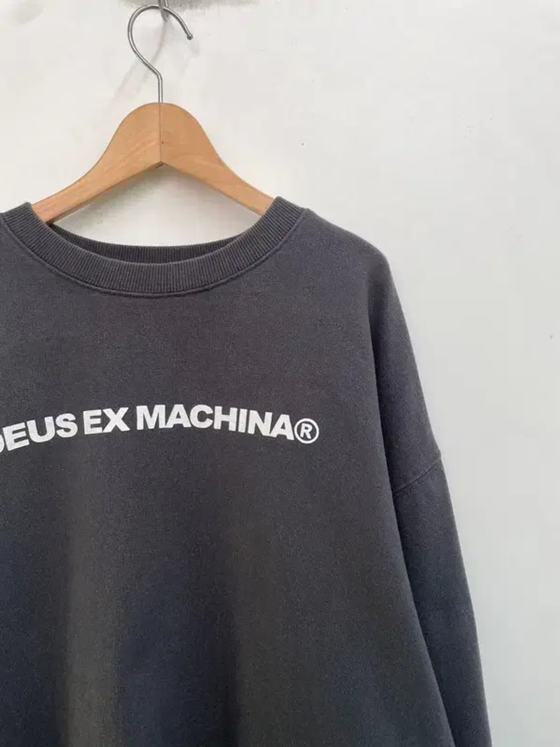 라지 데우스 엑스 마키나 레터링 맨투맨 차콜 상품이미지4