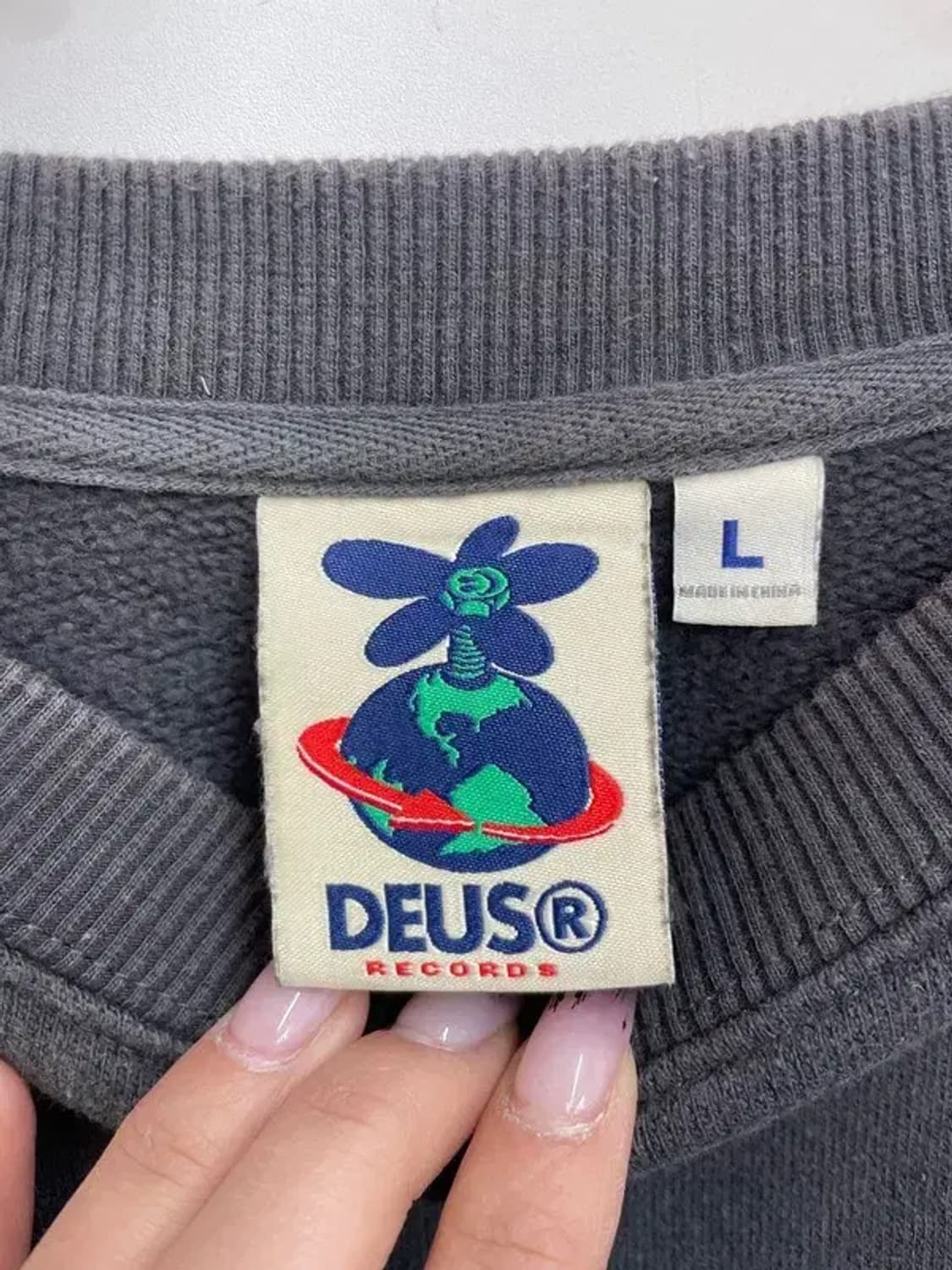 라지 데우스 엑스 마키나 레터링 맨투맨 차콜 상품이미지5