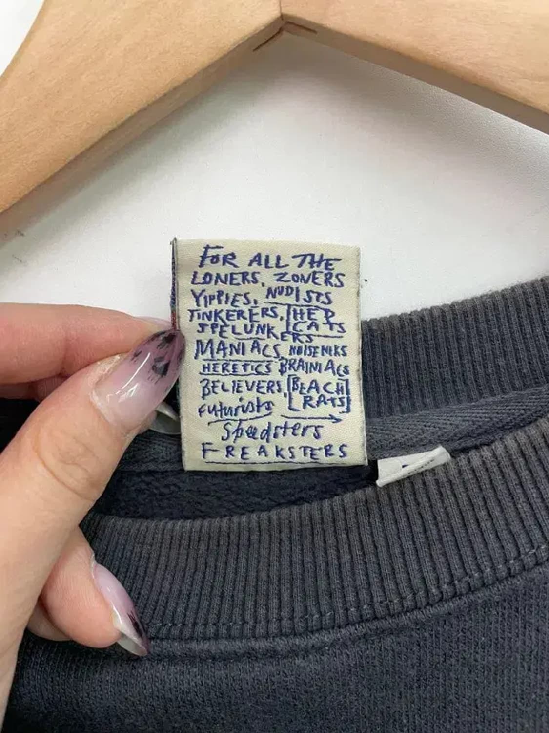 라지 데우스 엑스 마키나 레터링 맨투맨 차콜 상품이미지6