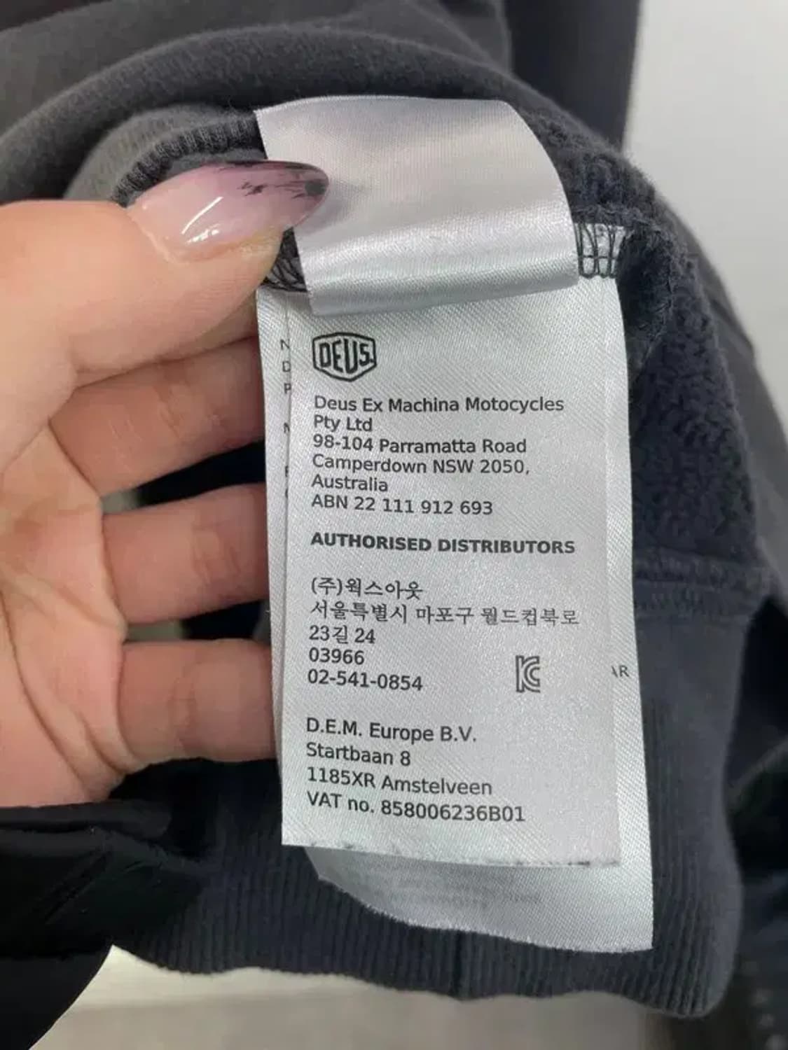 라지 데우스 엑스 마키나 레터링 맨투맨 차콜 상품이미지7