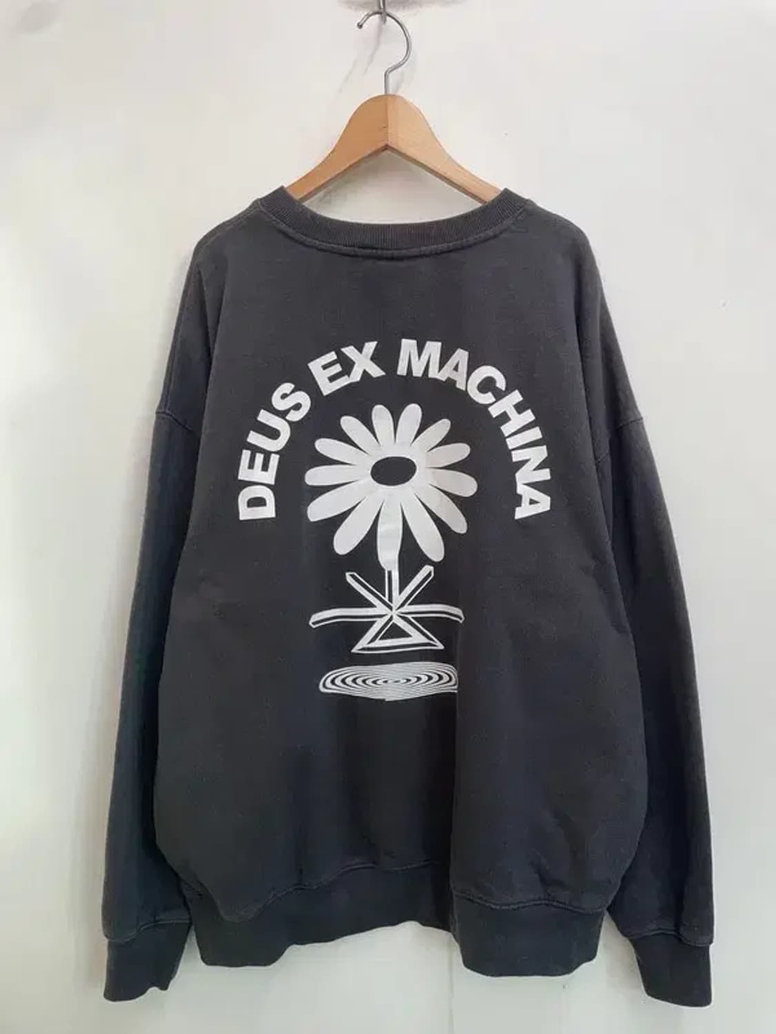 라지 데우스 엑스 마키나 레터링 맨투맨 차콜 상품이미지9