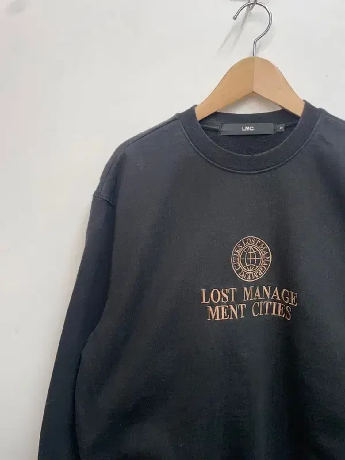 스몰 LMC 엘엠씨 클래식 휠 그레이 라운드 맨투맨 블랙 상품이미지4