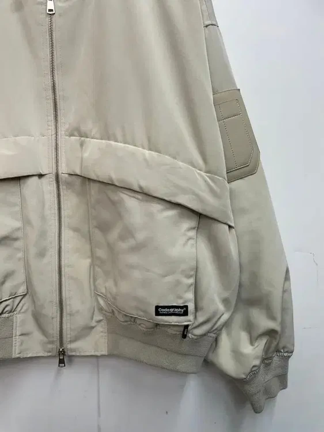 미디움 코드그라피 항공점퍼 다운패딩 자켓 베이지 상품이미지3