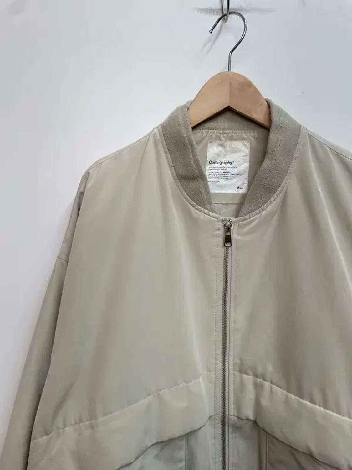 미디움 코드그라피 항공점퍼 다운패딩 자켓 베이지 상품이미지4