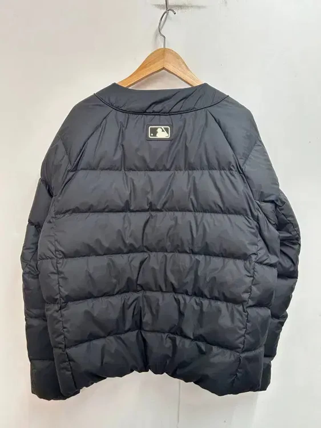 95 MLB 베이직 미디움로고 U넥 중경량 패딩 뉴욕양키스 블랙 상품이미지3