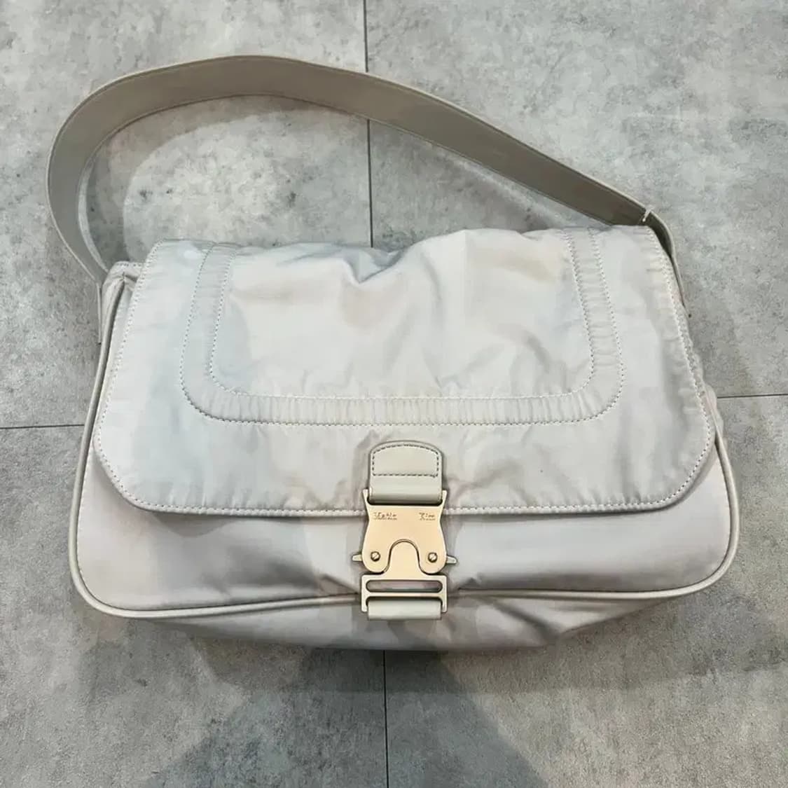 프리 마뗑킴 버클 백 라이트 그레이 상품이미지2