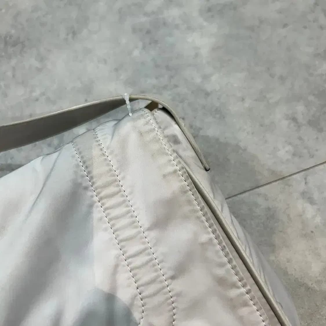 프리 마뗑킴 버클 백 라이트 그레이 상품이미지3