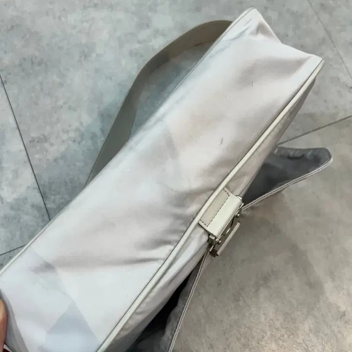 프리 마뗑킴 버클 백 라이트 그레이 상품이미지8