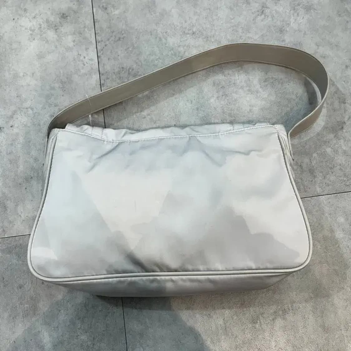 프리 마뗑킴 버클 백 라이트 그레이 상품이미지9