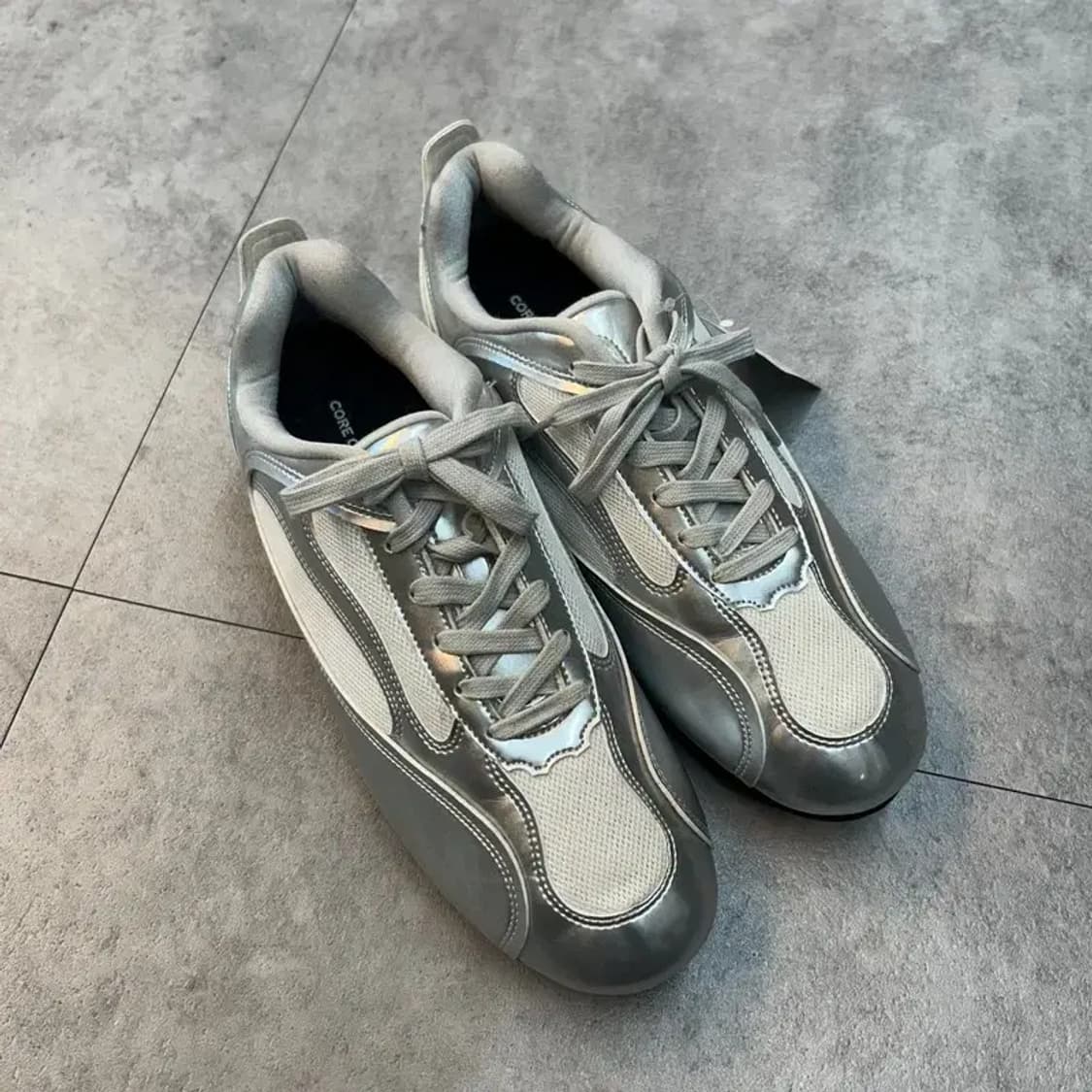 260 미사용 코어오브알케미 러너 챌린져 스트릿 슈즈 실버 상품이미지1