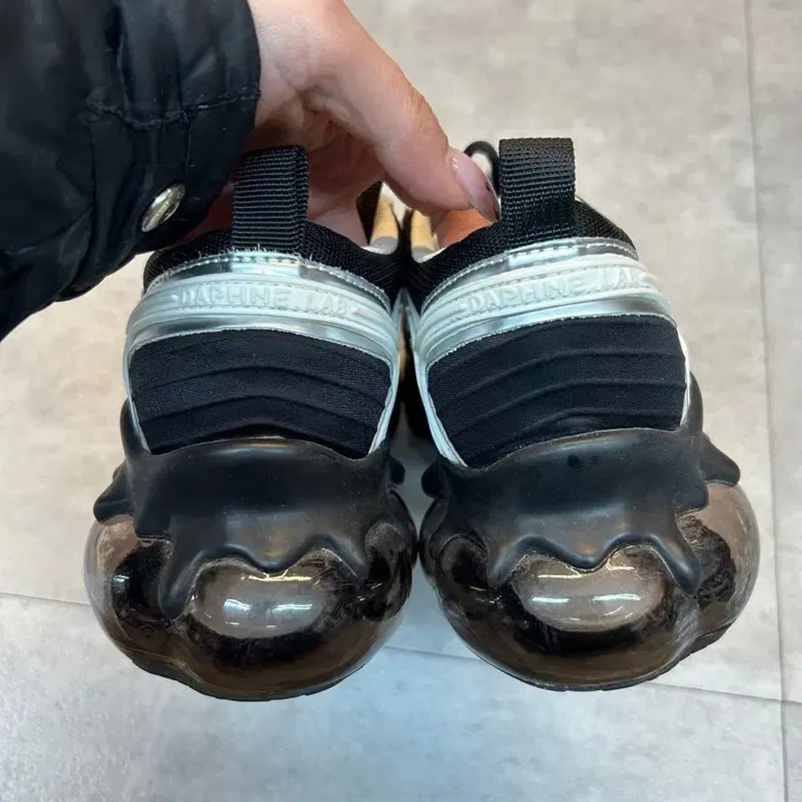 새상품 230 여성용 스포츠 스니커즈 다프네 랩 슈가 드롭 블랙 상품이미지10