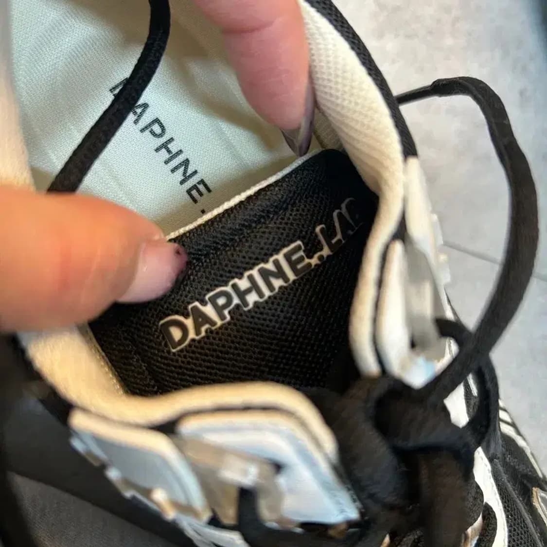 새상품 230 여성용 스포츠 스니커즈 다프네 랩 슈가 드롭 블랙 상품이미지6