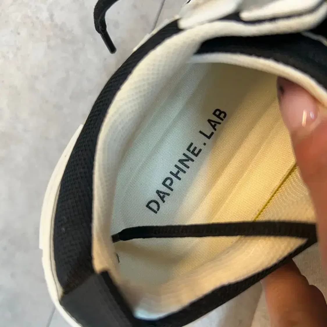 새상품 230 여성용 스포츠 스니커즈 다프네 랩 슈가 드롭 블랙 상품이미지7