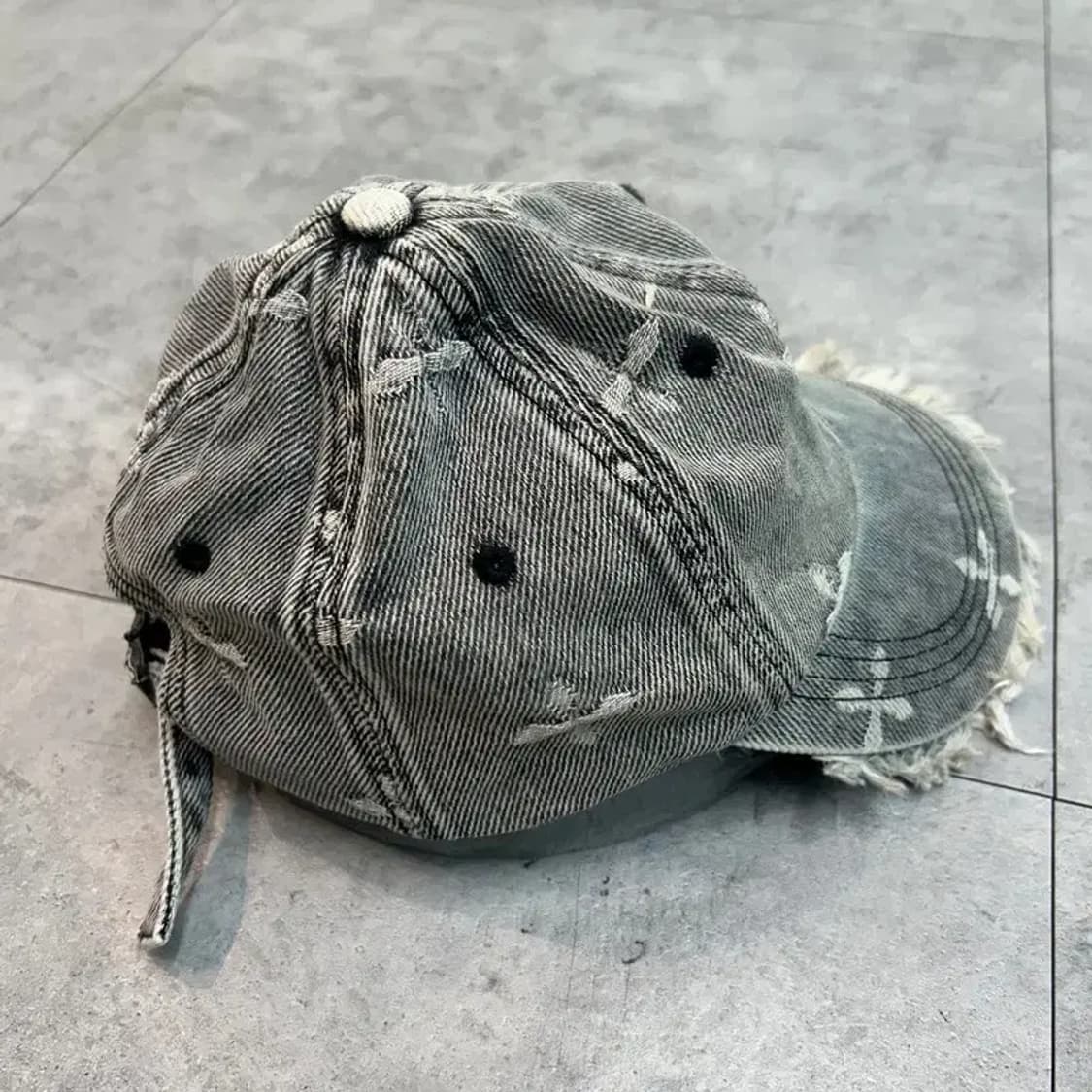 새상품 프리 SMFK 디스트레스드 데님 볼캡 그레이 상품이미지3