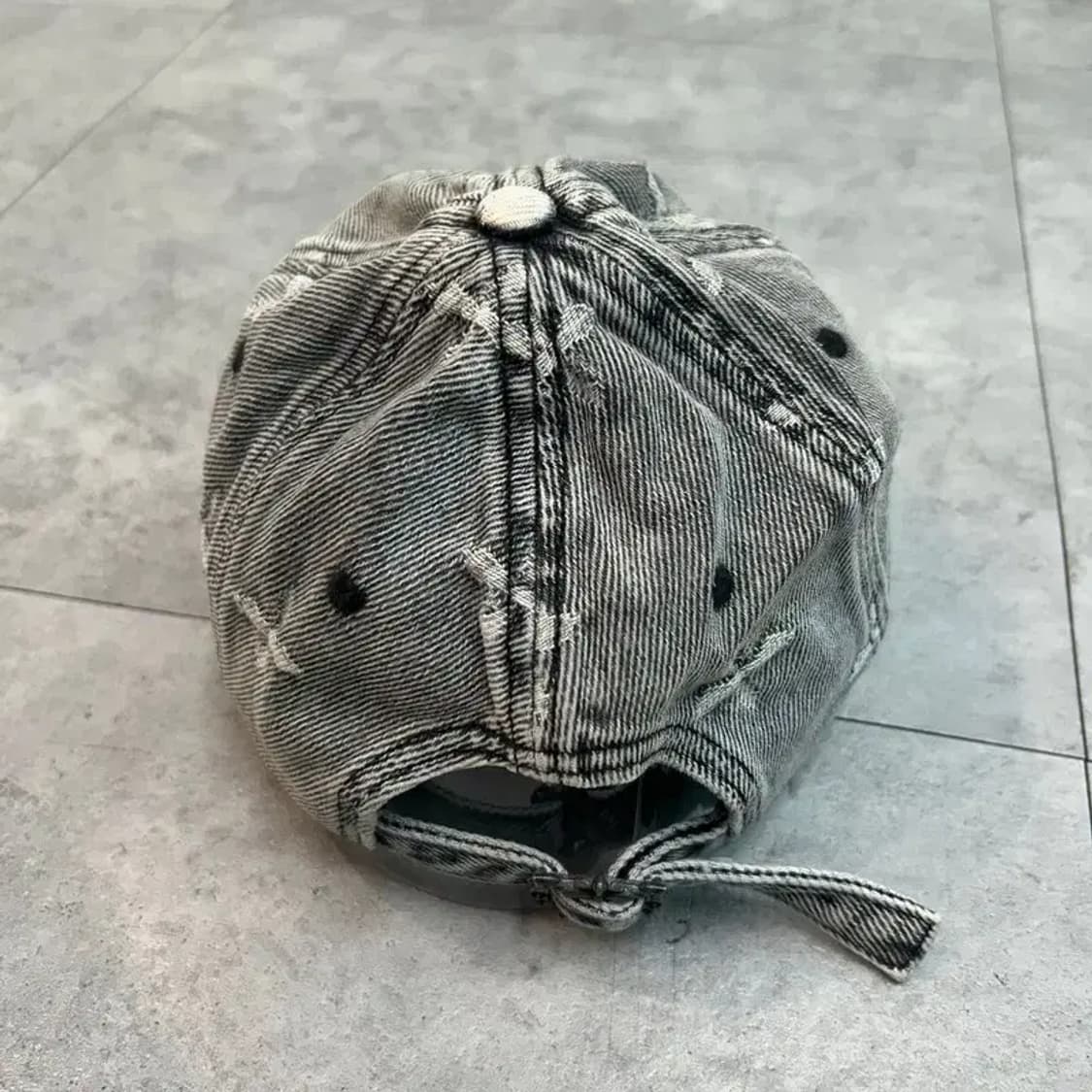 새상품 프리 SMFK 디스트레스드 데님 볼캡 그레이 상품이미지4