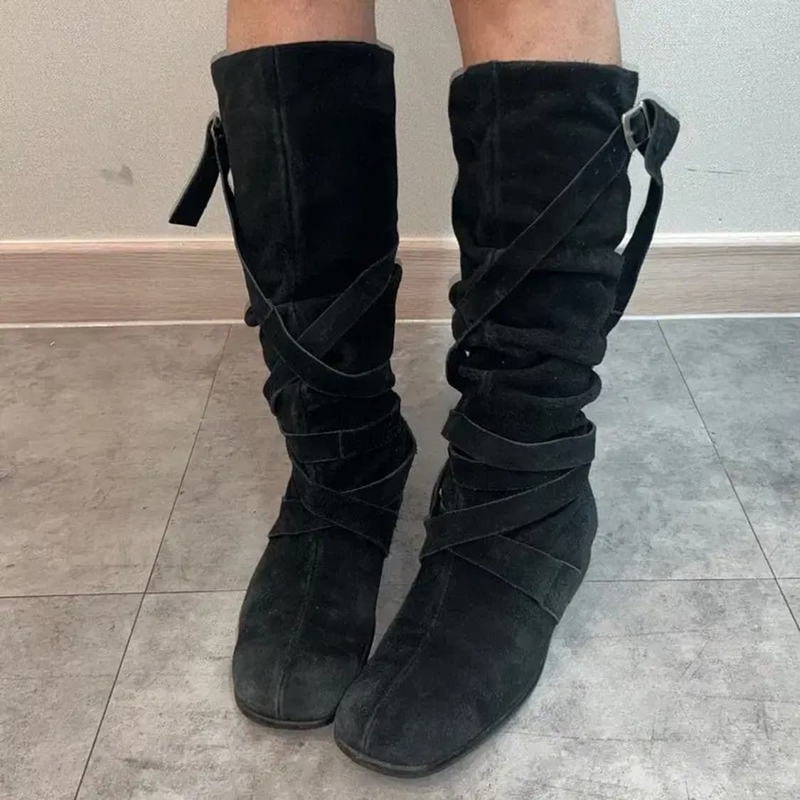 235 Carnaby 빈티지 버클 스트랩 스웨이드 부츠 블랙 상품이미지1