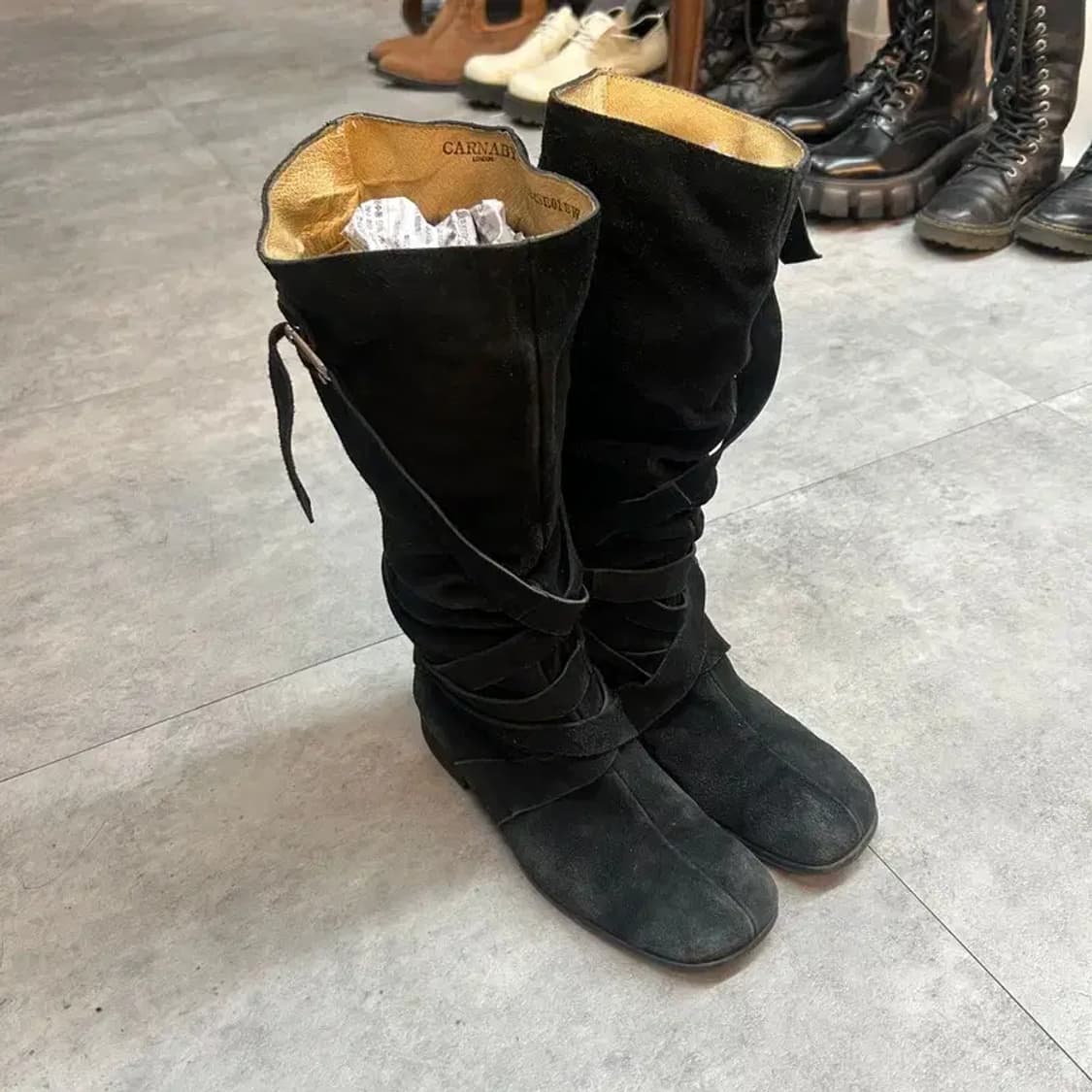 235 Carnaby 빈티지 버클 스트랩 스웨이드 부츠 블랙 상품이미지2
