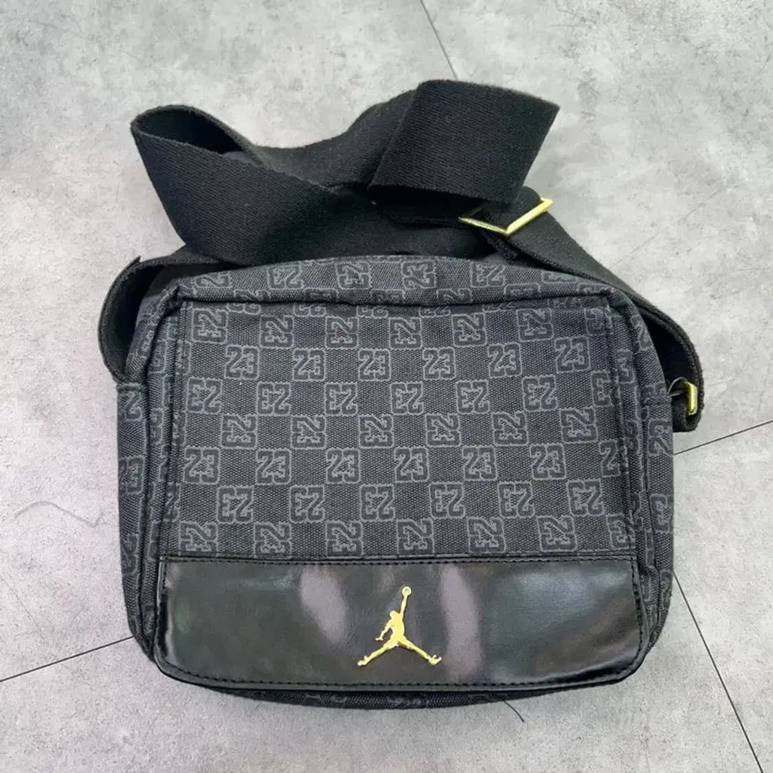 OS 조던 모노그램 미니 메신저백 블랙 상품이미지2