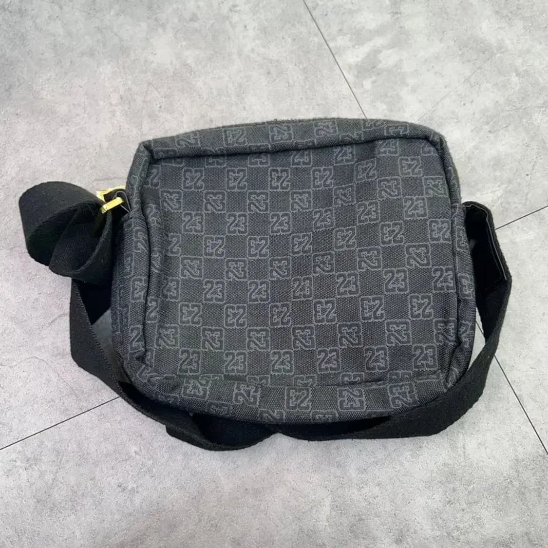 OS 조던 모노그램 미니 메신저백 블랙 상품이미지7