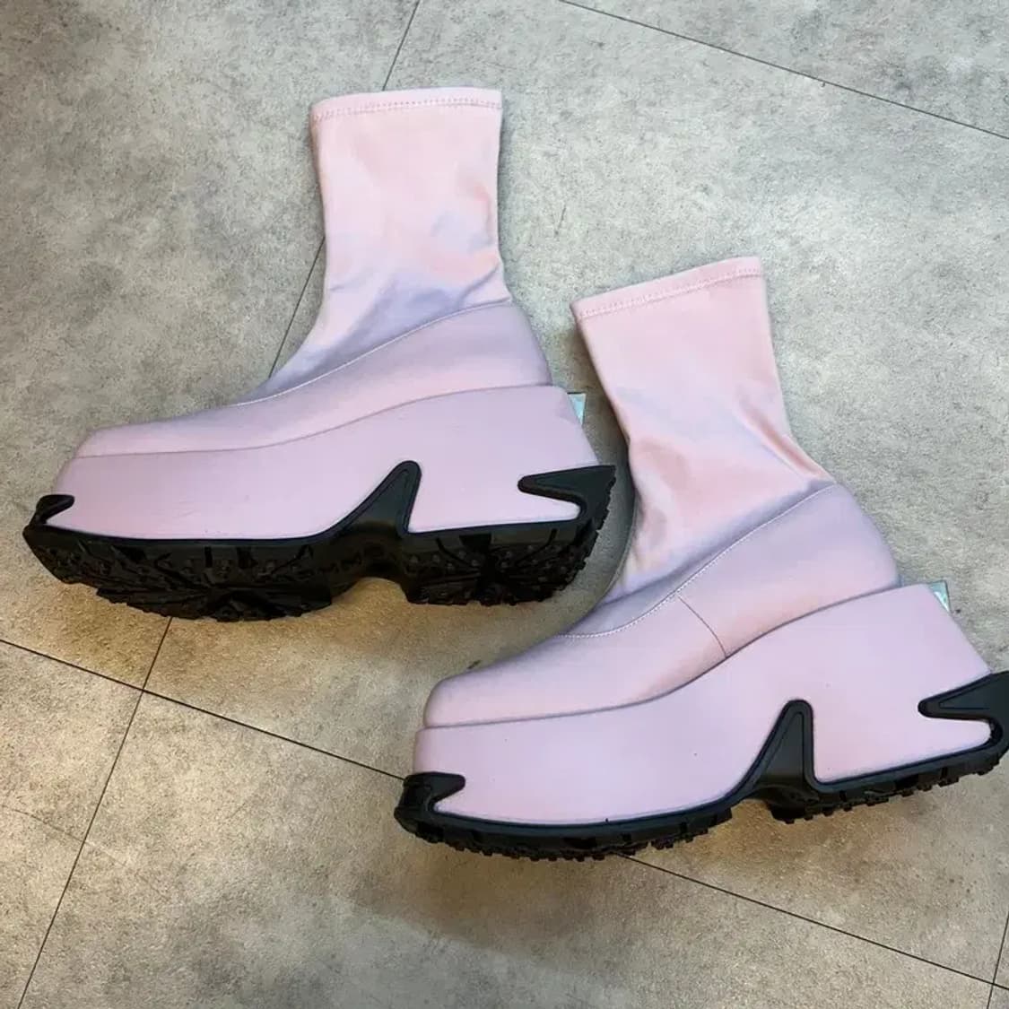 235 새상품 다프네랩 슈가 큐브 첼시부츠 핑크 상품이미지4