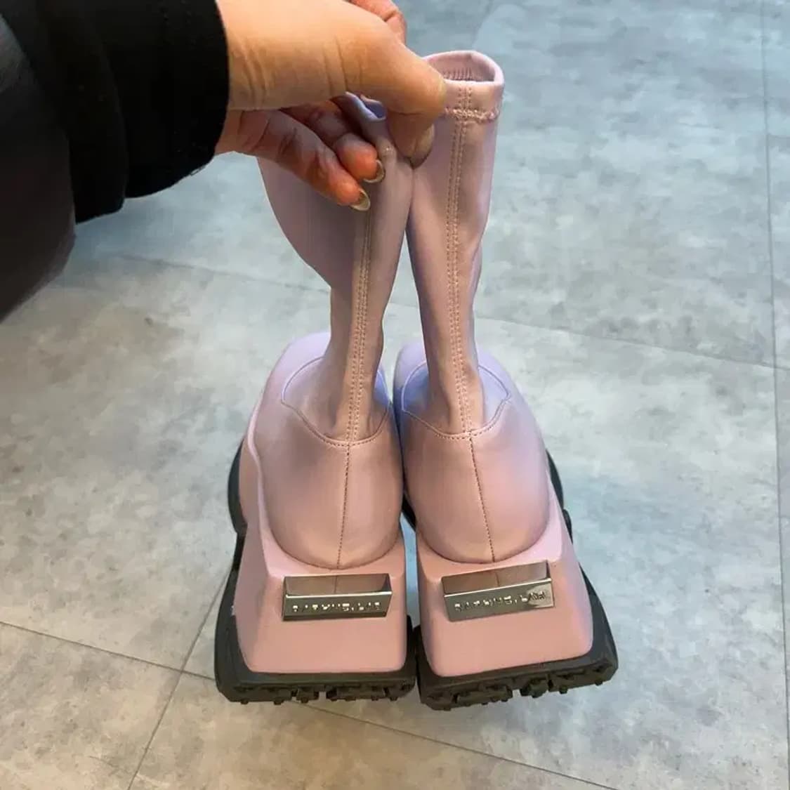 235 새상품 다프네랩 슈가 큐브 첼시부츠 핑크 상품이미지7