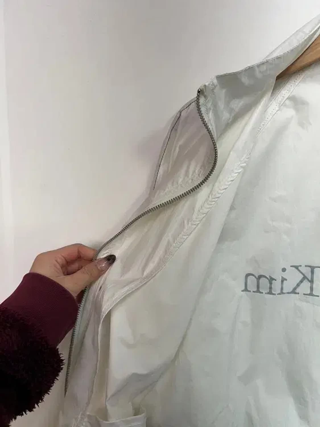 라지 마뗑킴 로고 코팅 점퍼 아이보리 상품이미지5