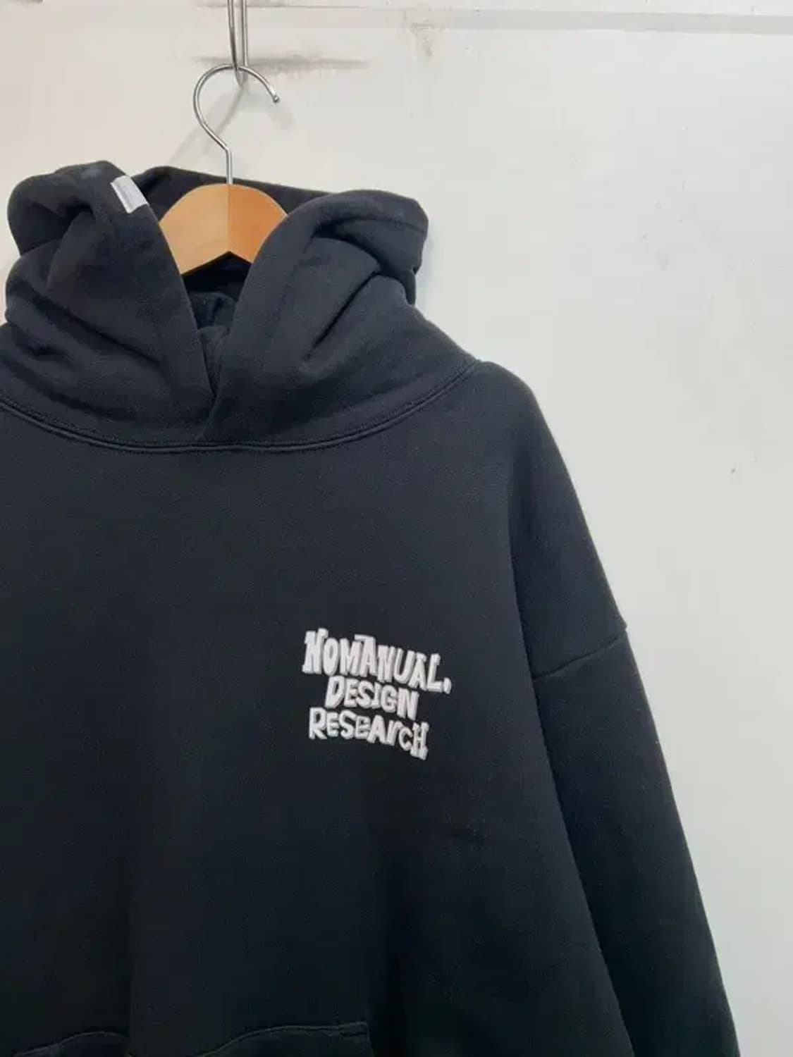 라지 노메뉴얼 블랙 컬러 스펠아웃 빅로고 후드 티셔츠 상품이미지4