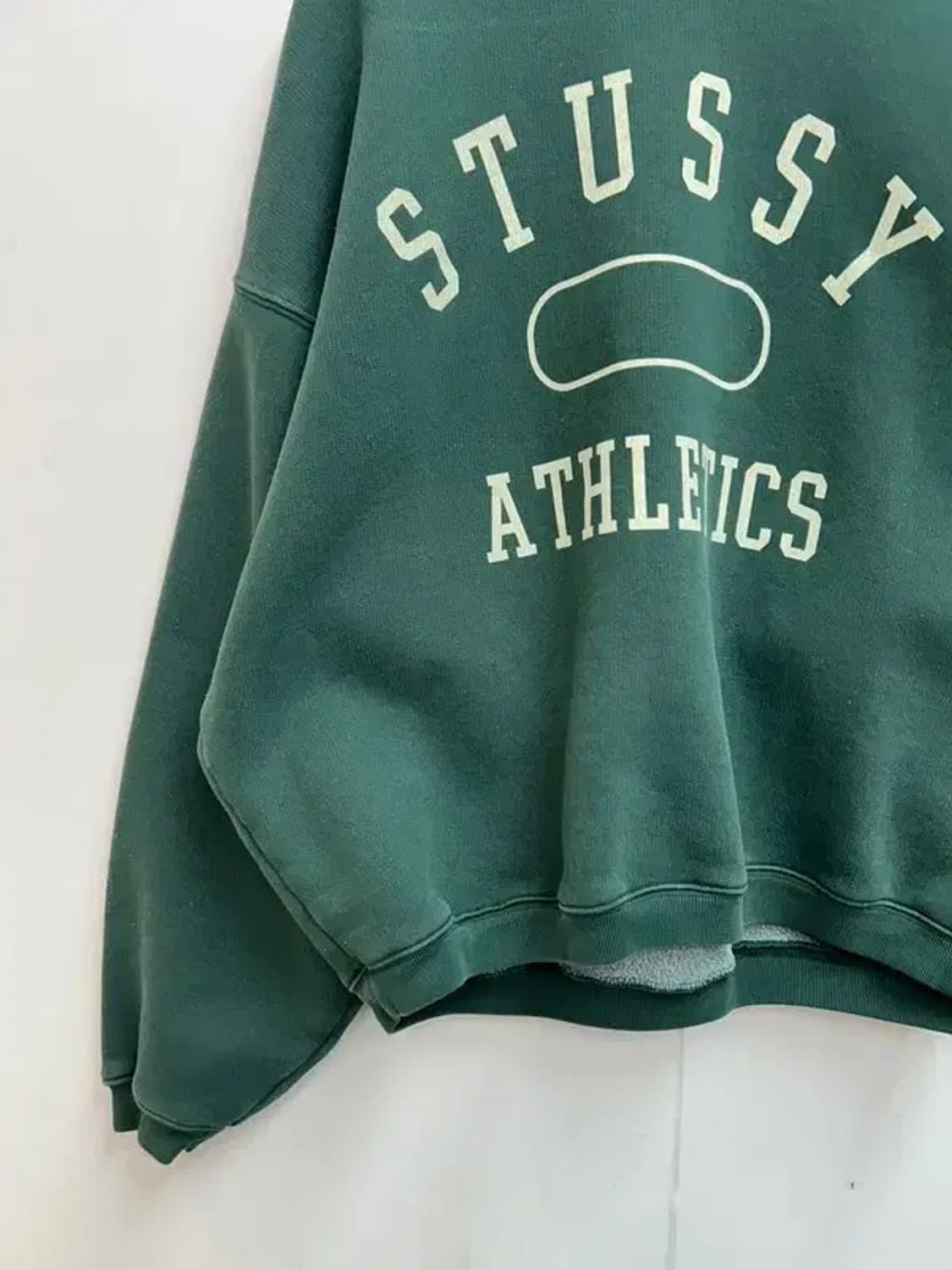 미디움 스투시 애슬레틱스 크루넥 맨투맨 Pine 색상 상품이미지3