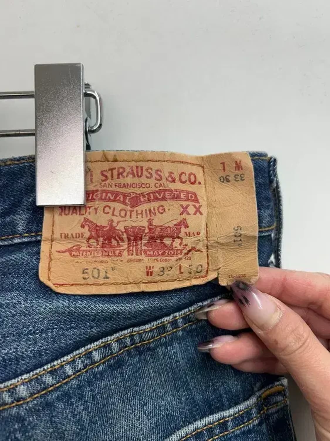 33 리바이스 501 슬림핏 워싱 데님 팬츠 상품이미지10