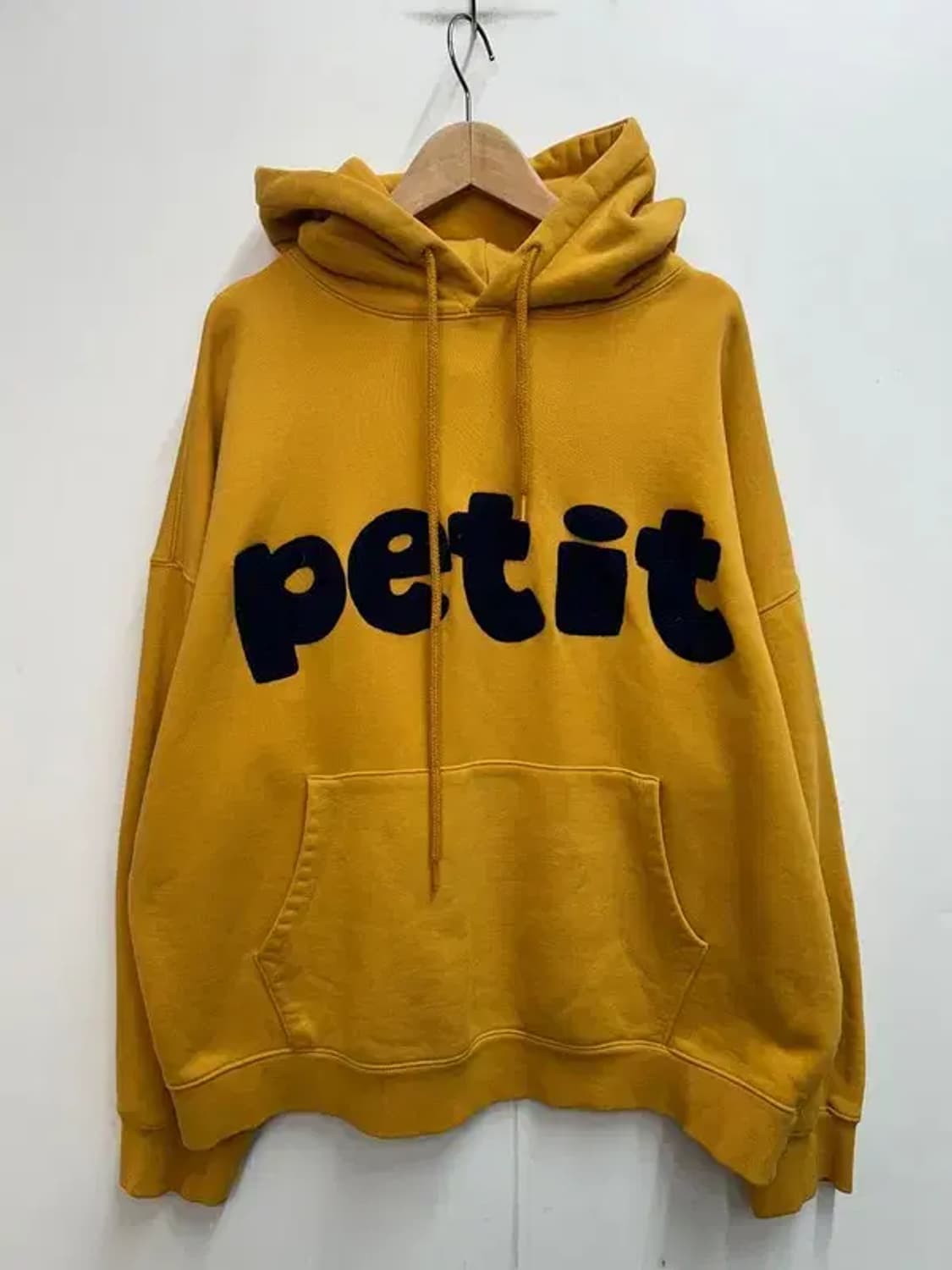 스몰 슬로우애시드 PETIT 부클후드티 옐로우 경수진착용모델 상품이미지2