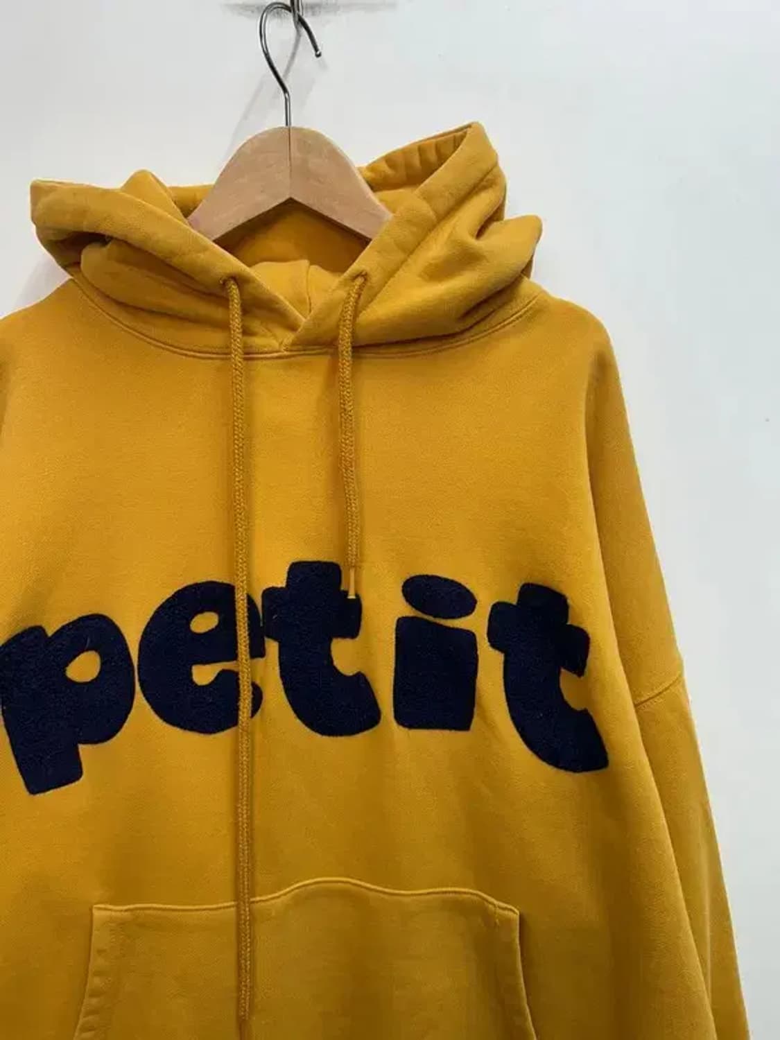 스몰 슬로우애시드 PETIT 부클후드티 옐로우 경수진착용모델 상품이미지4