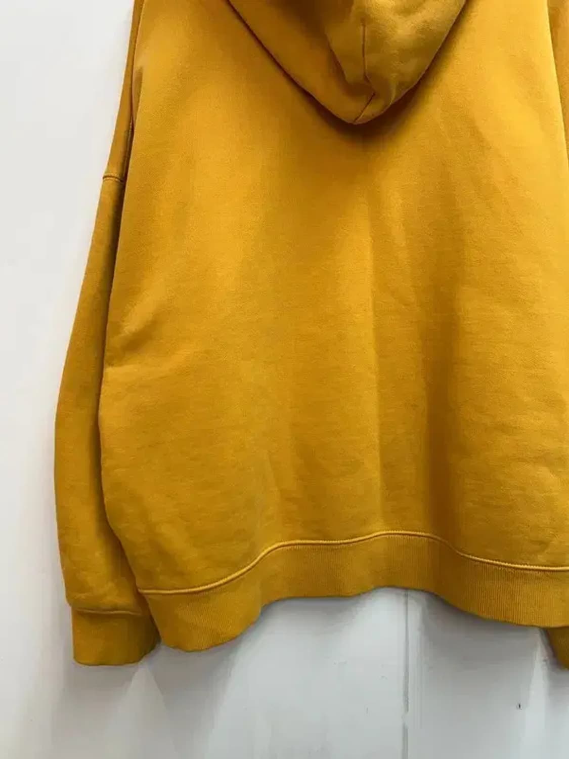 스몰 슬로우애시드 PETIT 부클후드티 옐로우 경수진착용모델 상품이미지8