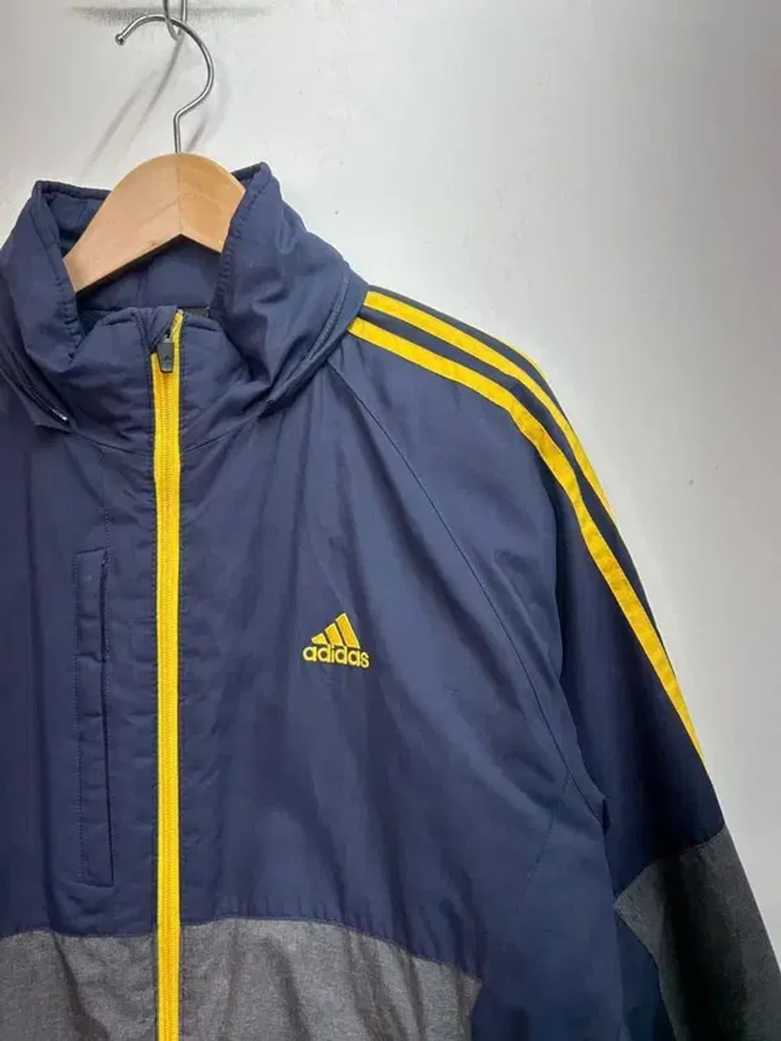 95 아디다스 배색 옐로우 삼선 포모션 패디드 폴리 패딩 재킷 네이비 상품이미지4