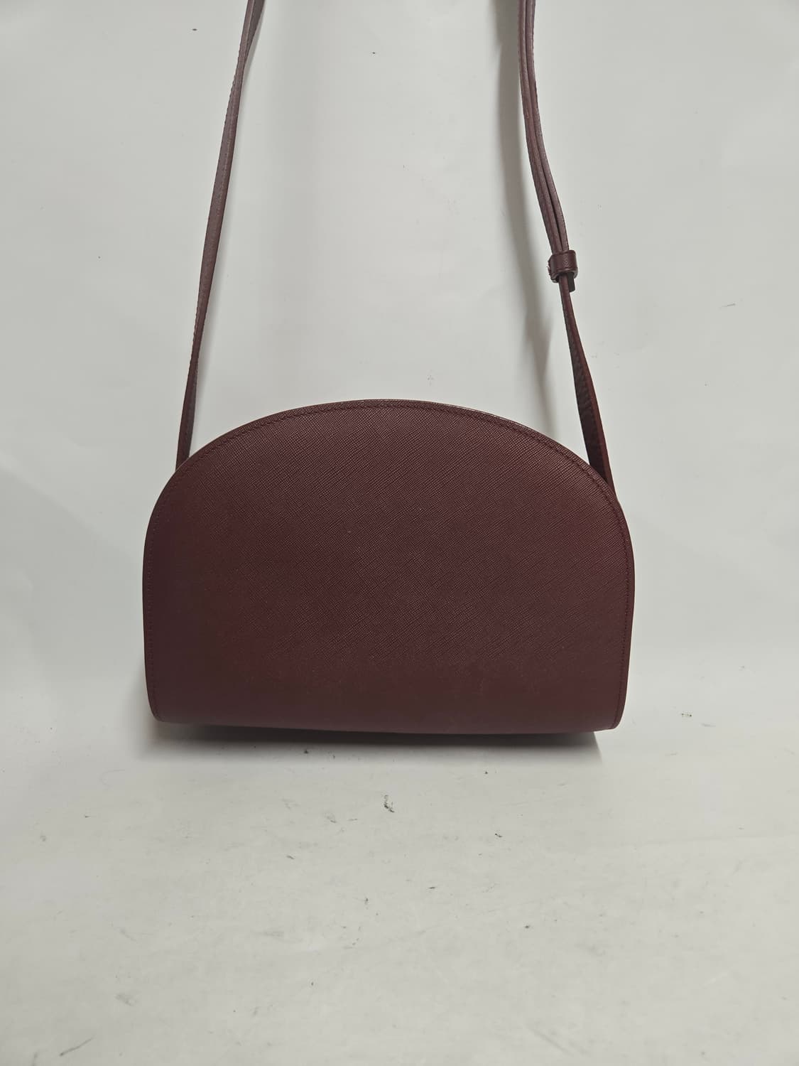 A.P.C. 하프문 크로스백 버건디 상품이미지2