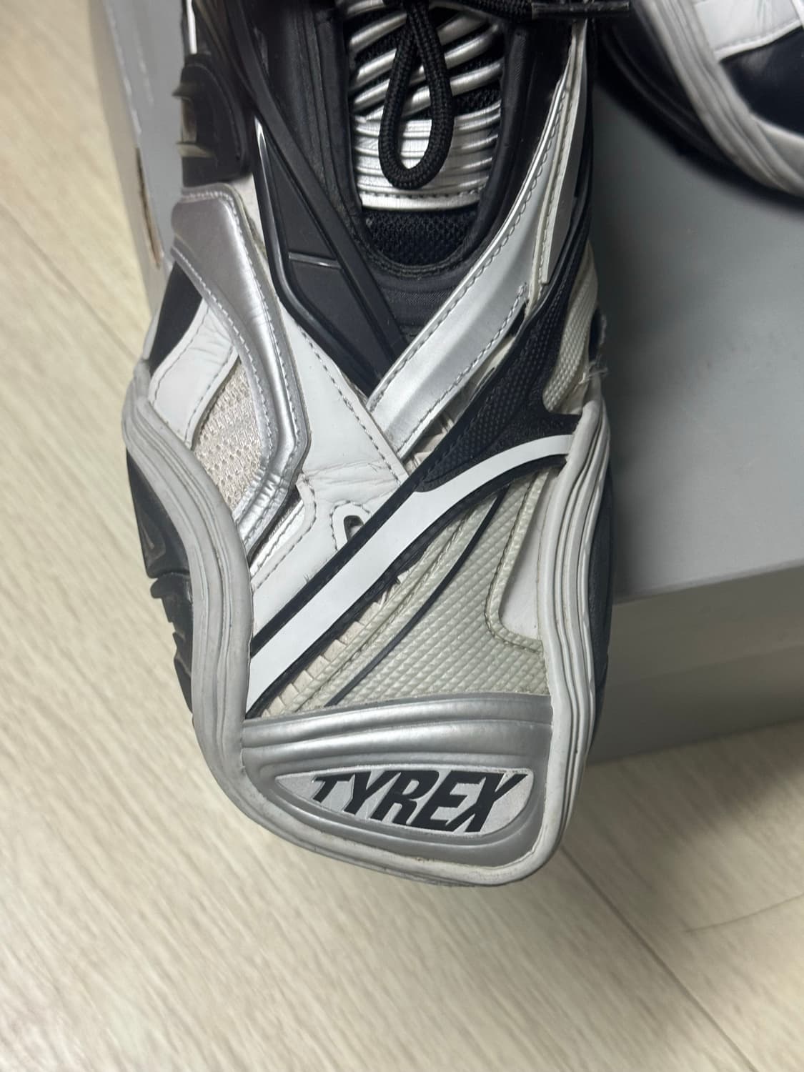 발렌시아가 타이렉스 42 상품이미지3