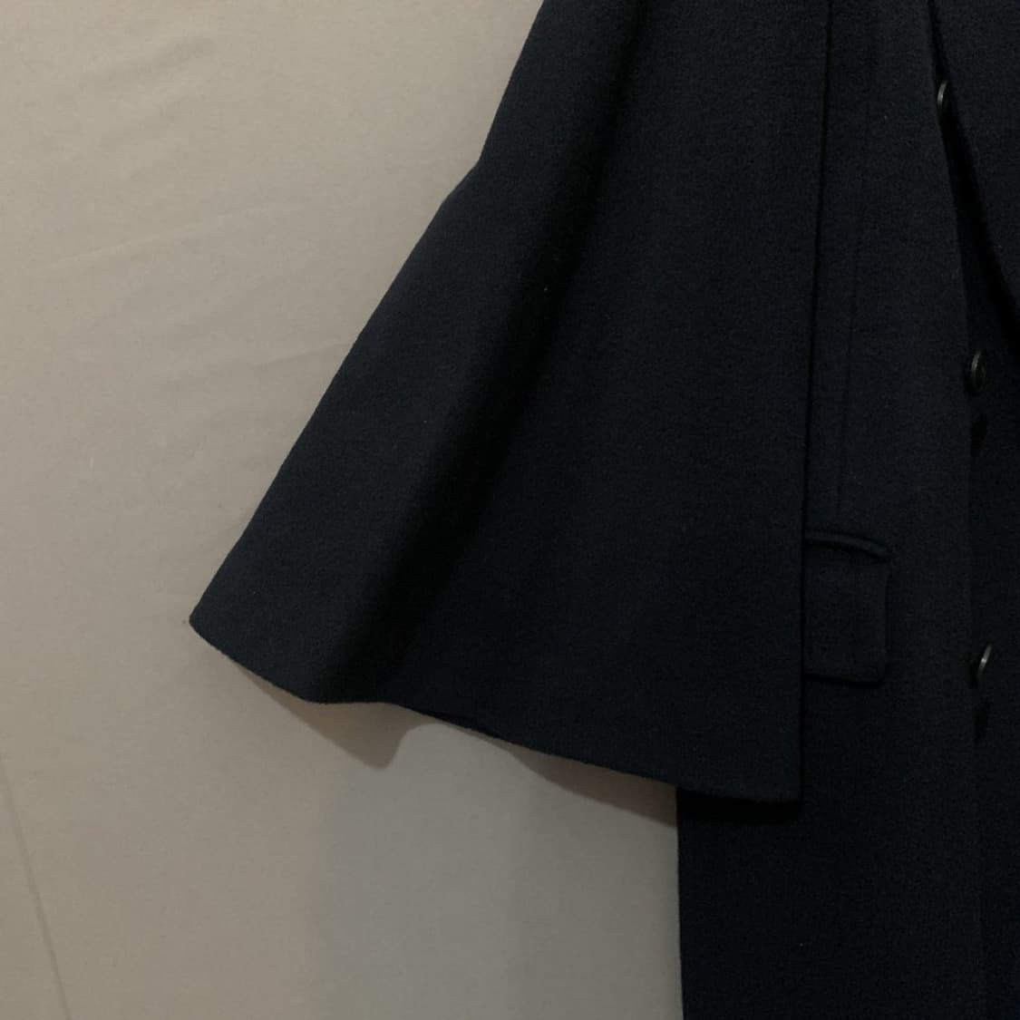 새상품 36 토가풀라 울 멜튼 플레어 슬리브 더블 코트 네이비 상품이미지7