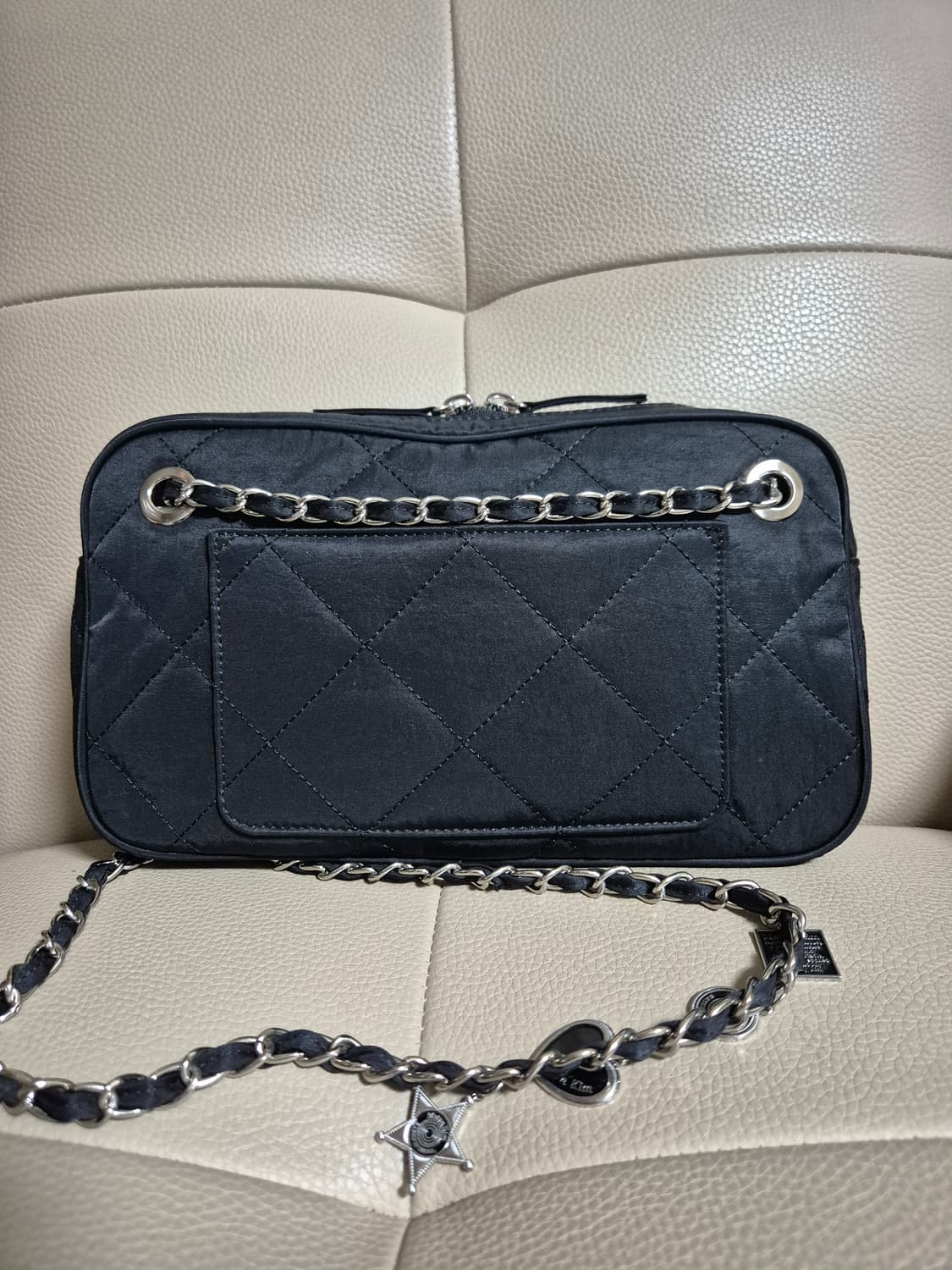 마뗑킴 펜던트 패브릭 퀼팅 미들백 2023 상품이미지4