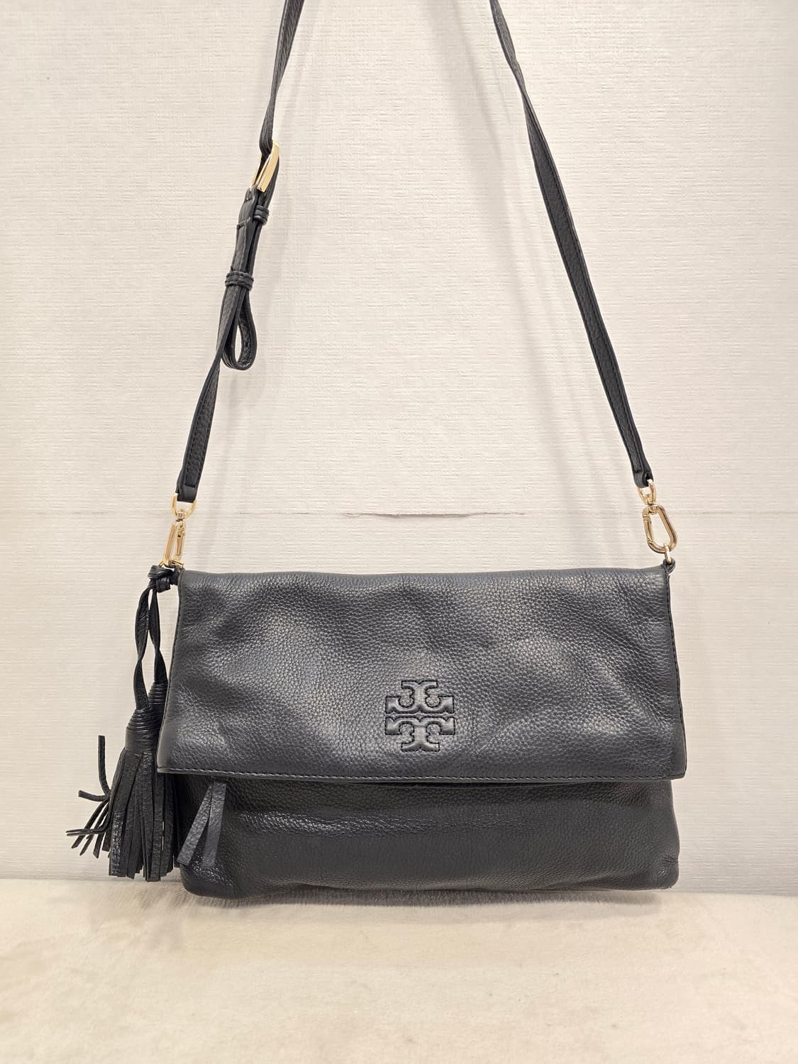 토리버치 테슬  블랙 가죽 크로스백 클러치백 상품이미지1