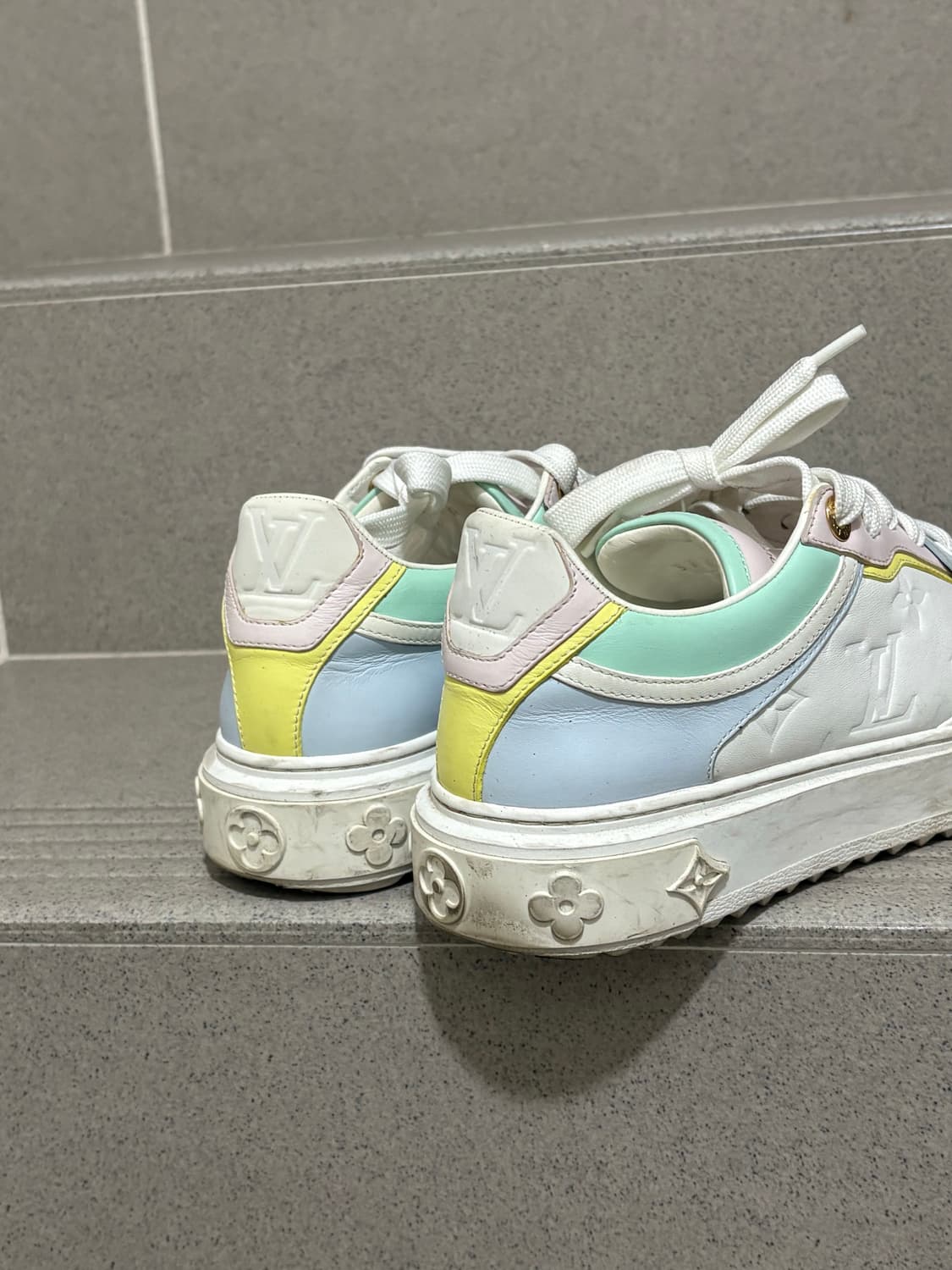 백프로 정품) 루이비통 멀티컬러 파스텔 타임아웃 스니커즈 상품이미지6