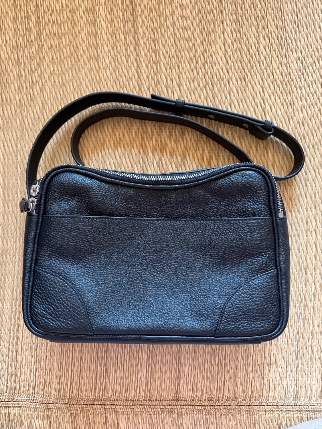 COS 클래식 크로스바디 백 레더 상품이미지1