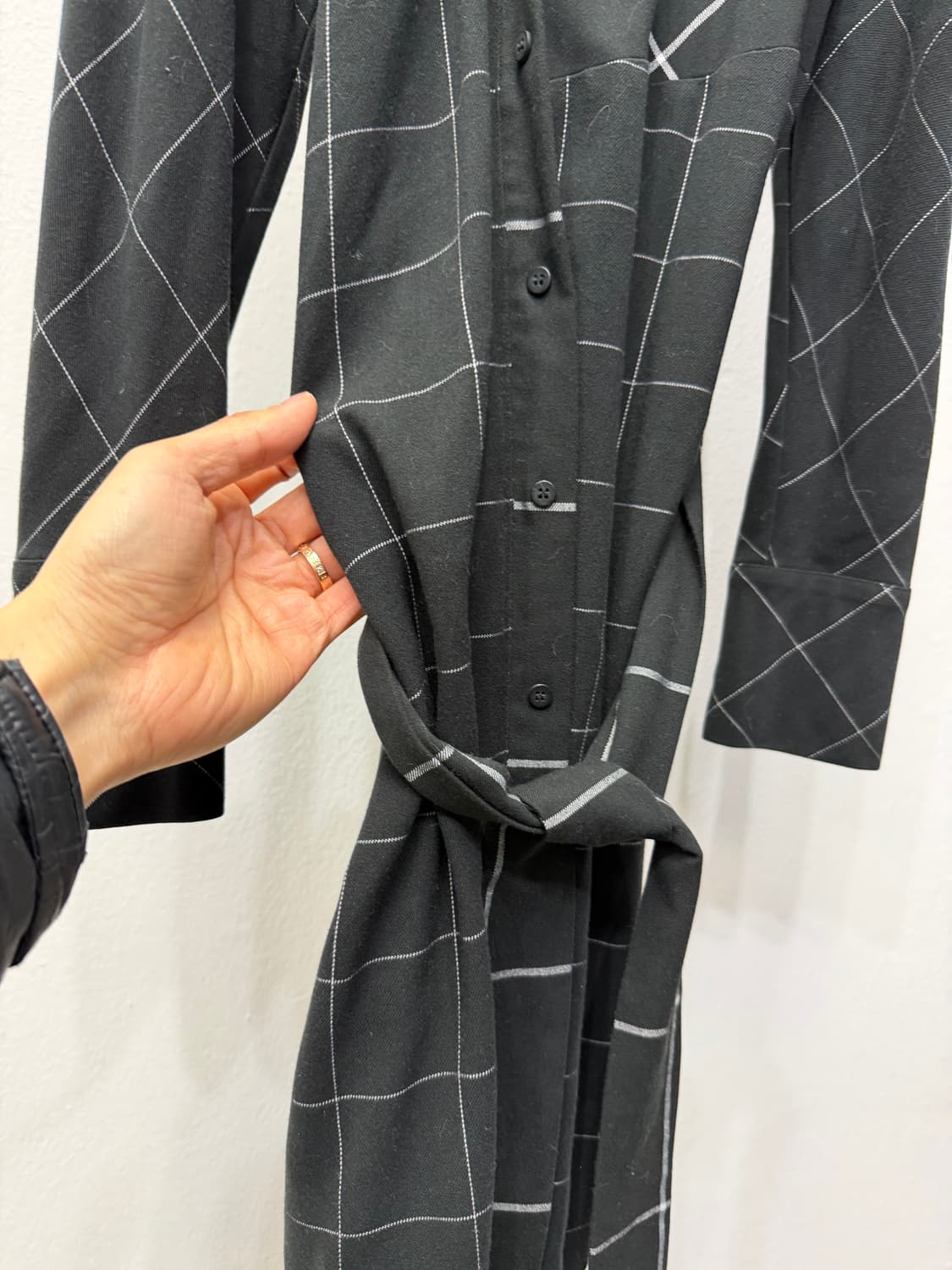 정품) 마쥬 블랙 체크 롱 셔츠형 절개 롱 원피스 1  상품이미지5