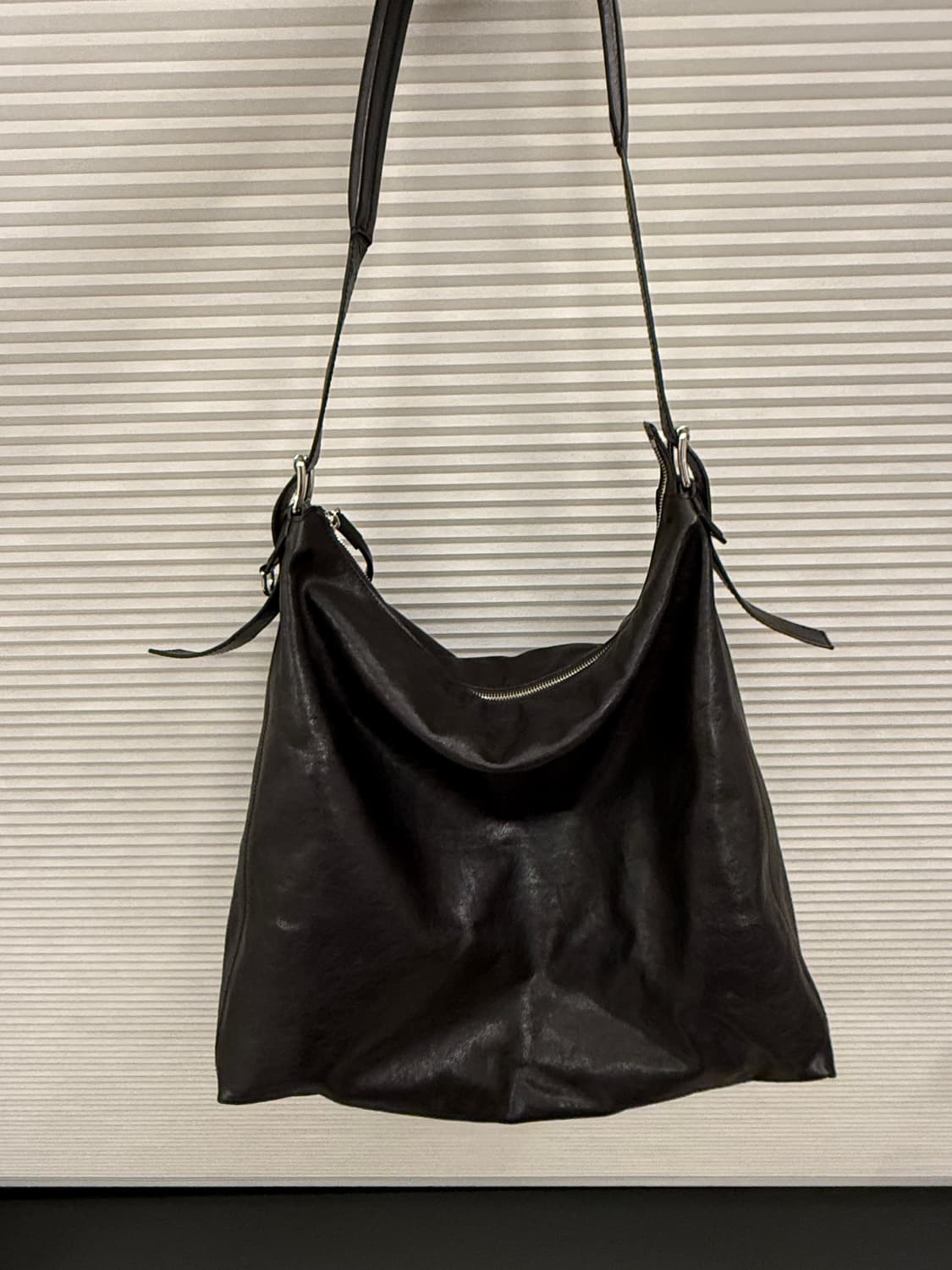 르메르 레더 벨티드 호보백 다크 초콜릿 판매합니다! 상품이미지3