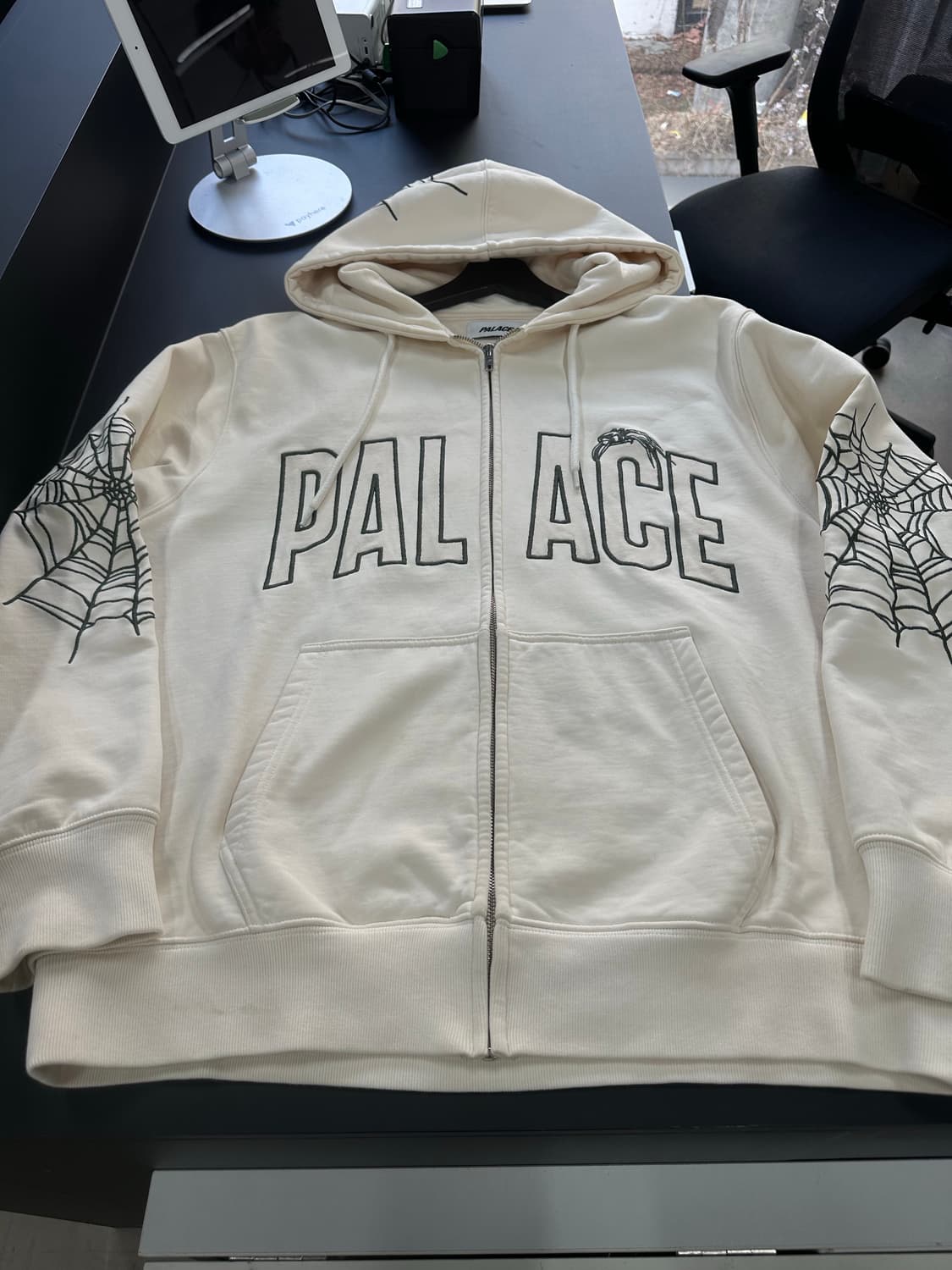 팔라스 23FW 스파이더 쇼크화이트 후드집업 상품이미지5