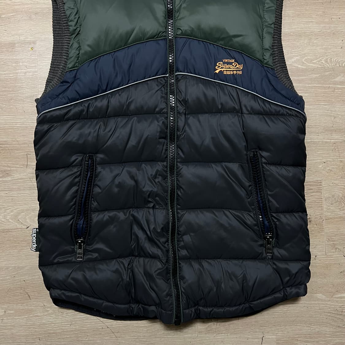 슈퍼드라이 뽀글이 플리스 안감 후드 배색 패딩조끼 [블랙] M/95 상품이미지3