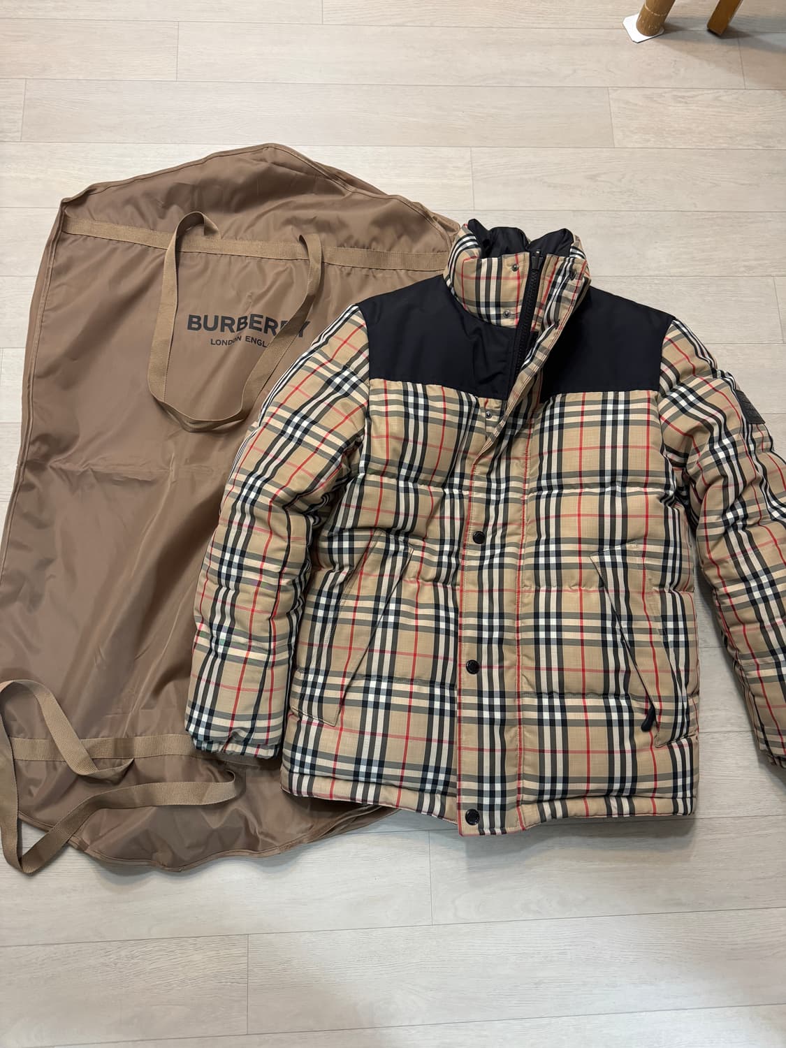 버버리 양면 패딩점퍼자켓 송민호 착용 상품이미지1