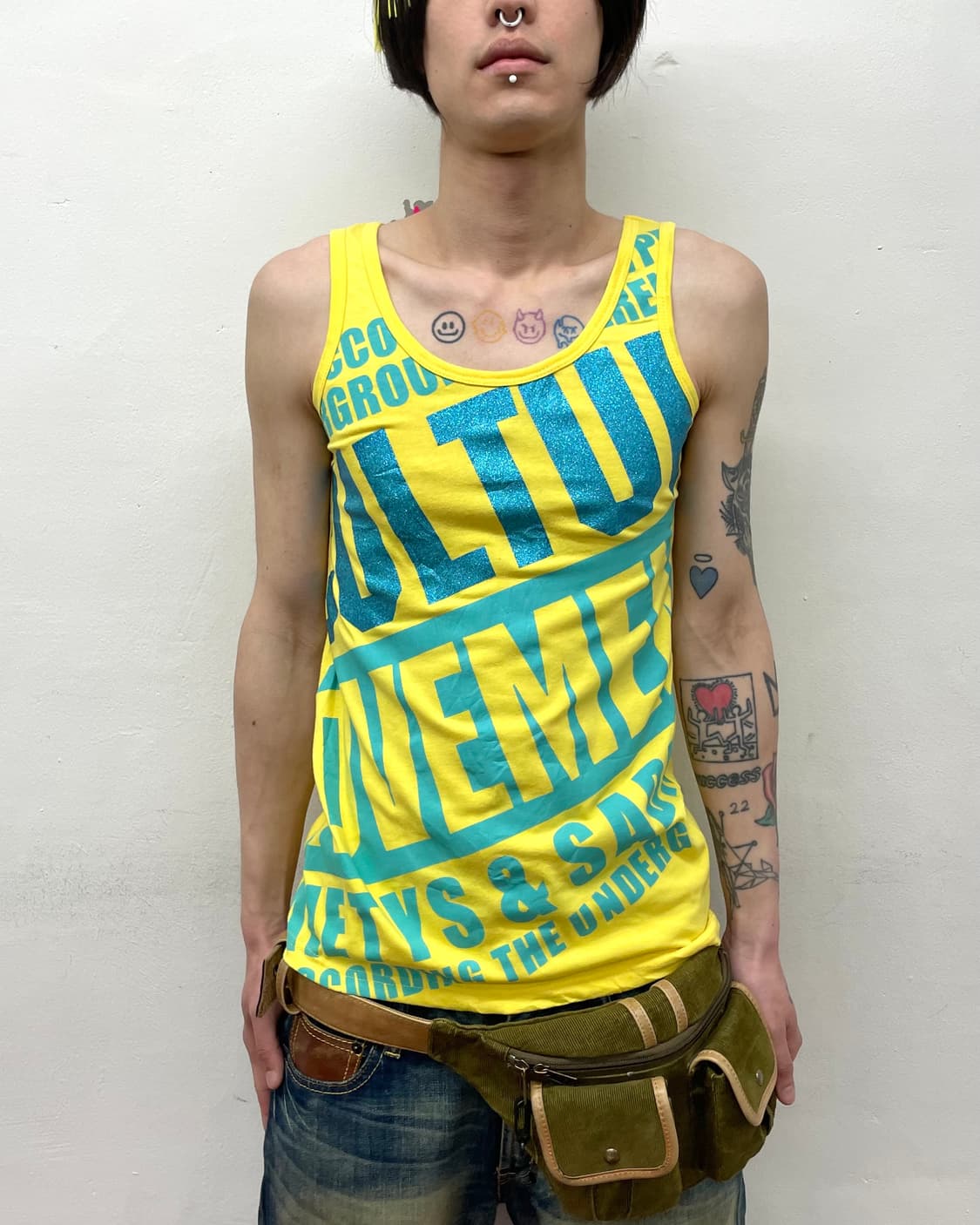 lettering Glossy yellow retrosleeveless  상품이미지1