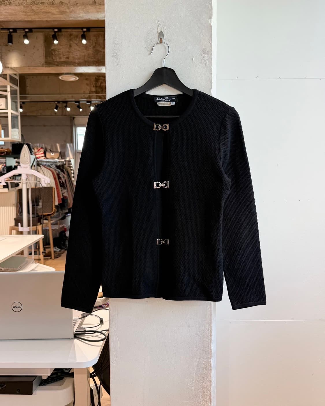 페라가모 블랙 간치니 버튼 가디건  상품이미지2