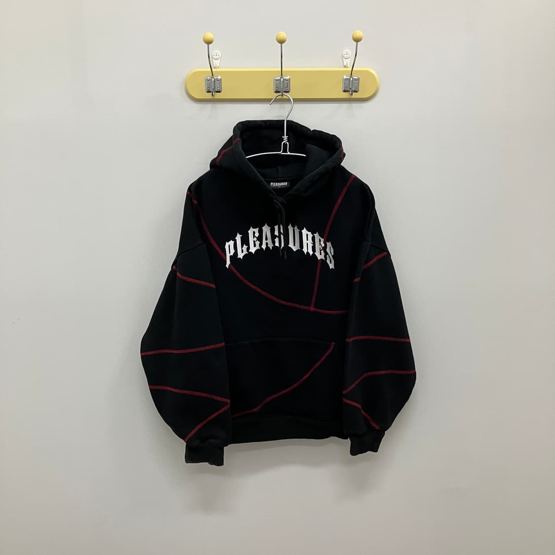 PLEASURES 플레져스 블랙 후드티 레드 스티치 후드 상품이미지1